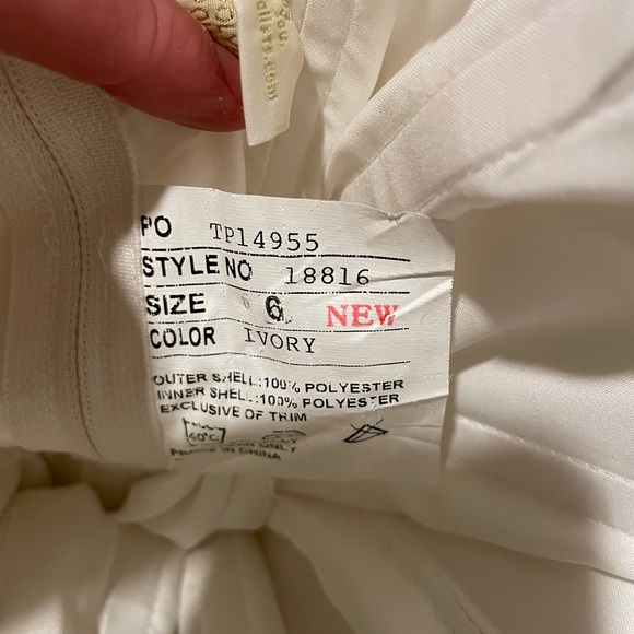 Ivory Wedding Gown Mermaid silhouette with Sweetheart Neckline size 4/6 - Picture 10 of 16